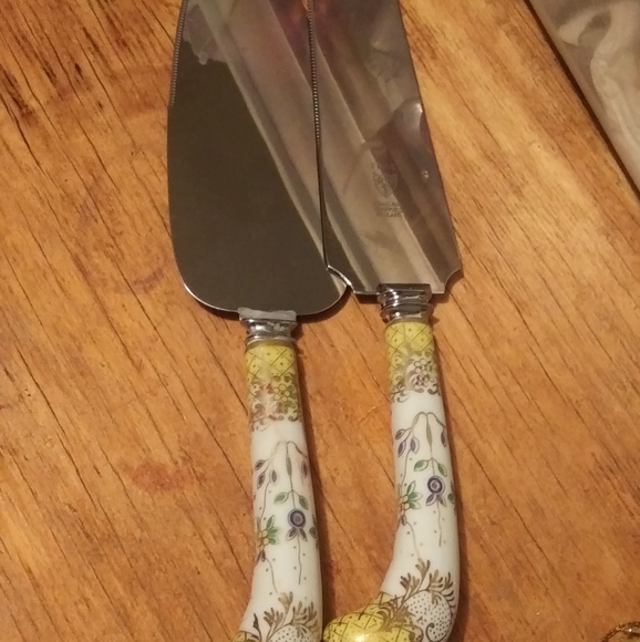 Cake Serving Knives - Picture 1 of 8